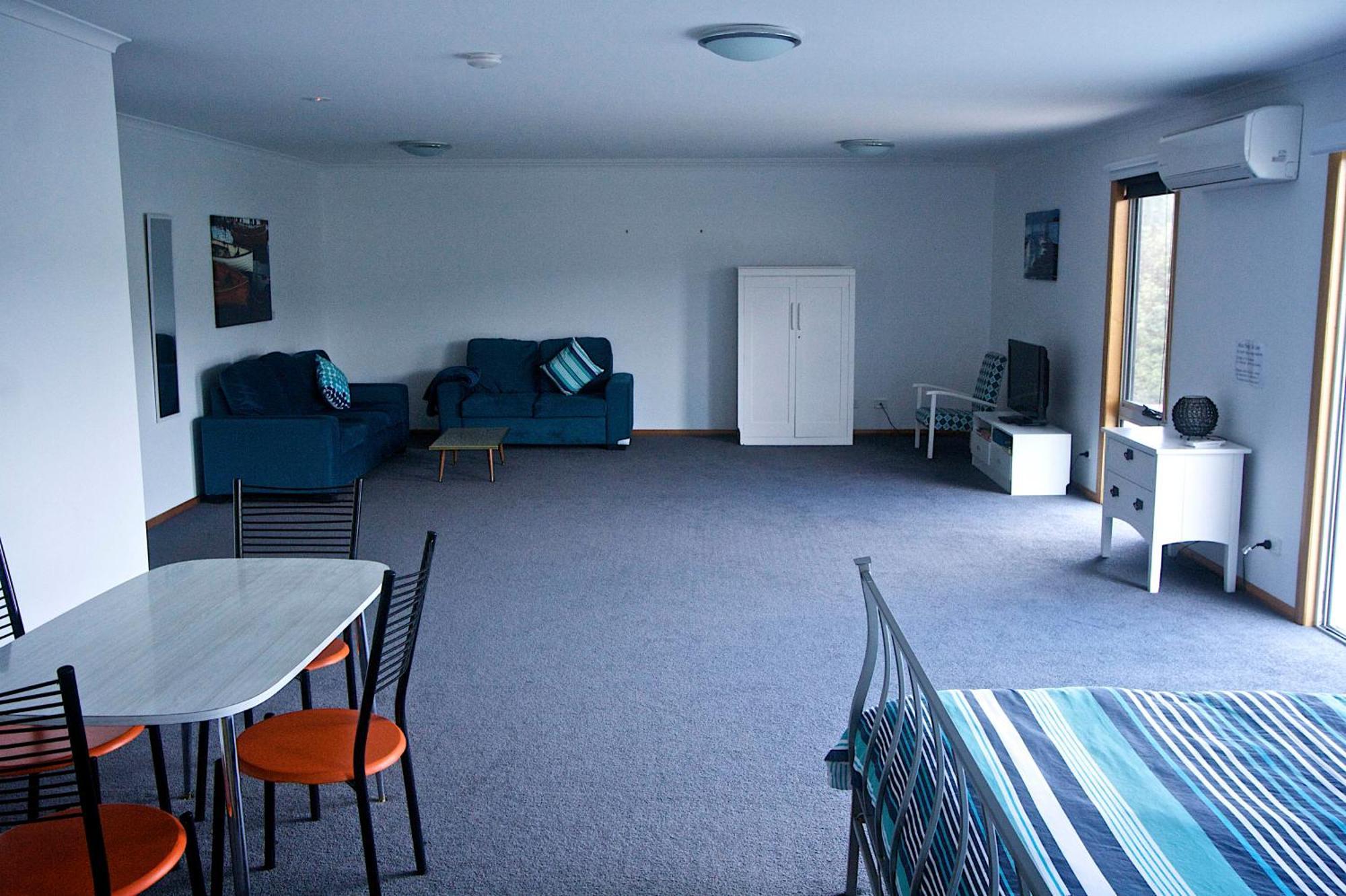 Penguin Beachfront Apartments Room photo